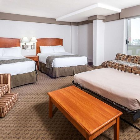 Отель Ramada By Wyndham Edmonton South Экстерьер фото