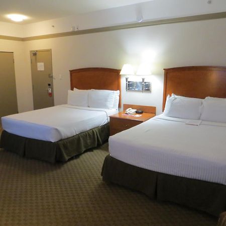 Отель Ramada By Wyndham Edmonton South Номер фото