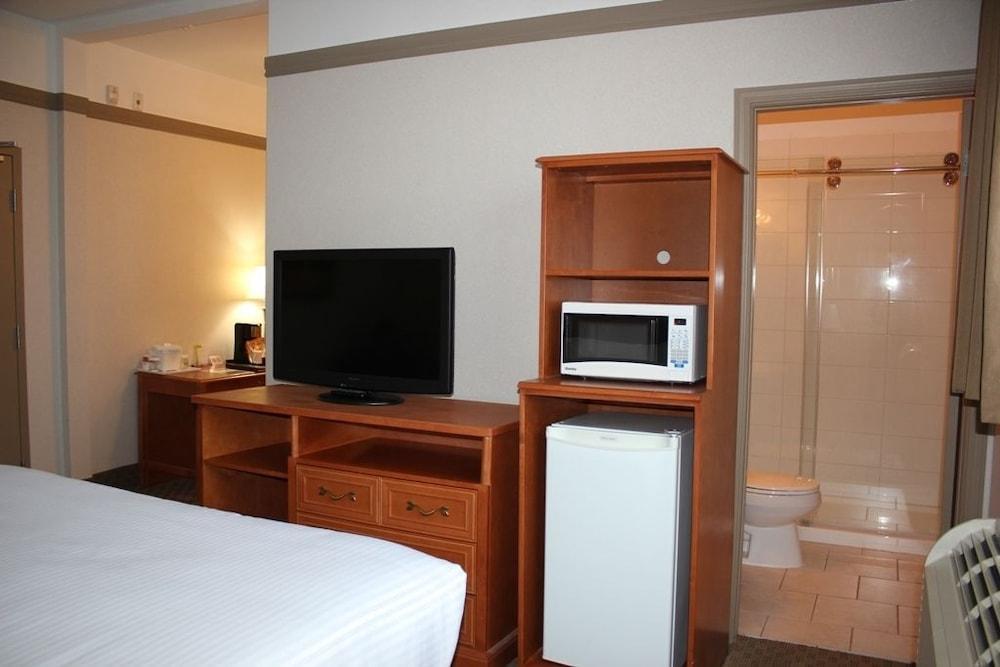 Отель Ramada By Wyndham Edmonton South Экстерьер фото