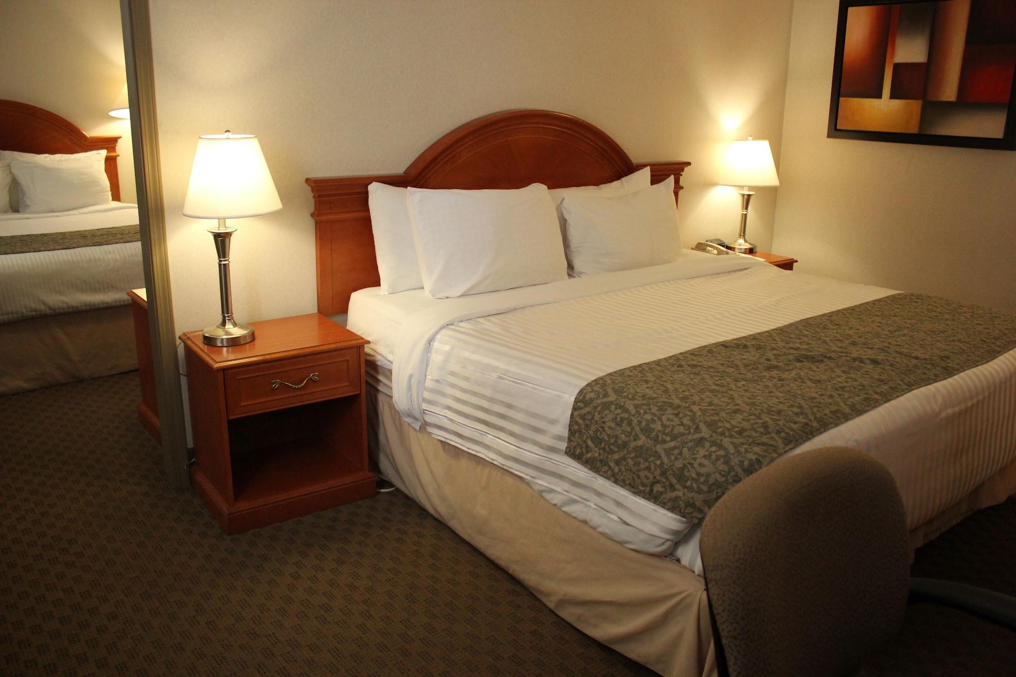 Отель Ramada By Wyndham Edmonton South Экстерьер фото