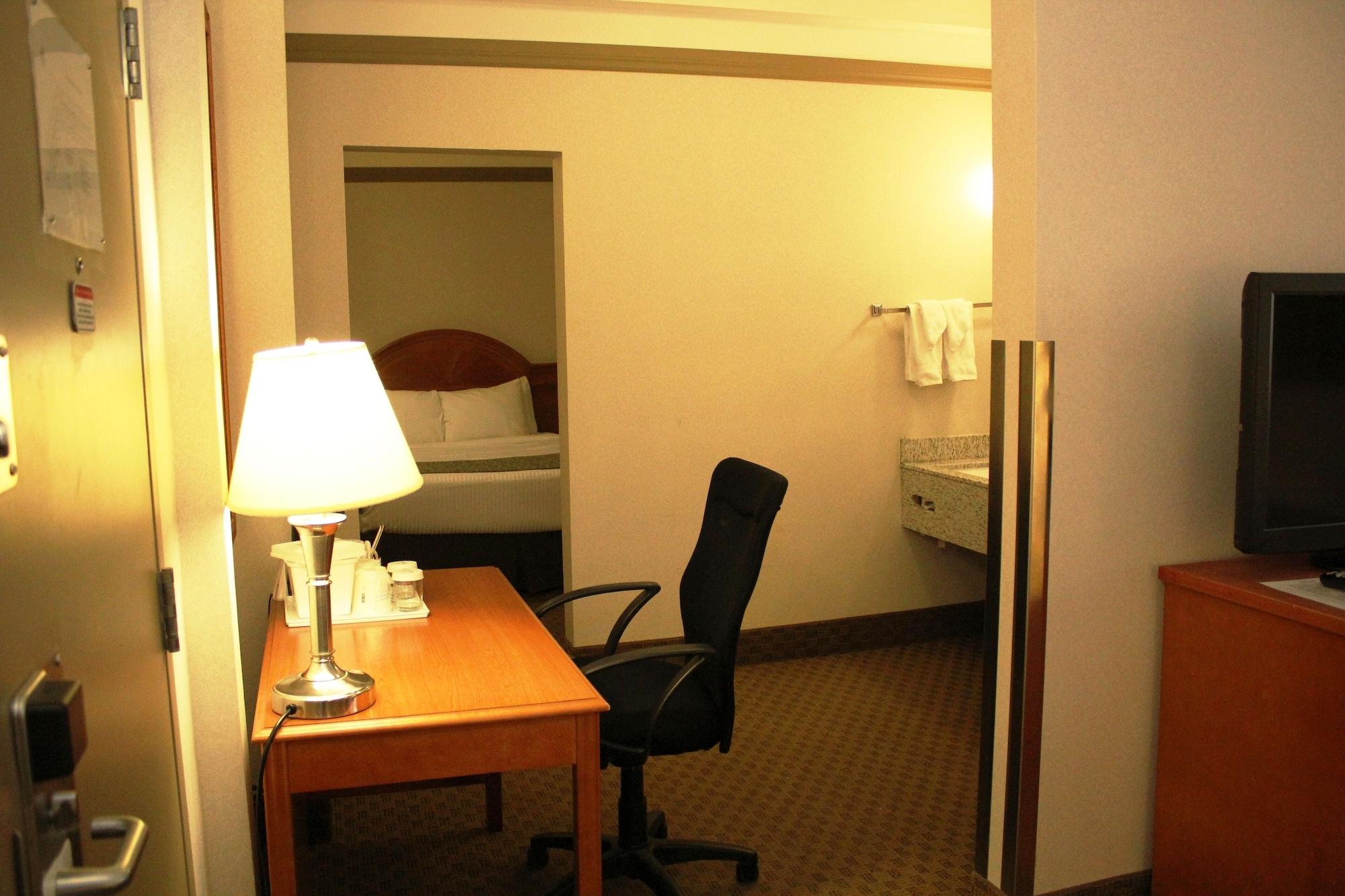 Отель Ramada By Wyndham Edmonton South Экстерьер фото