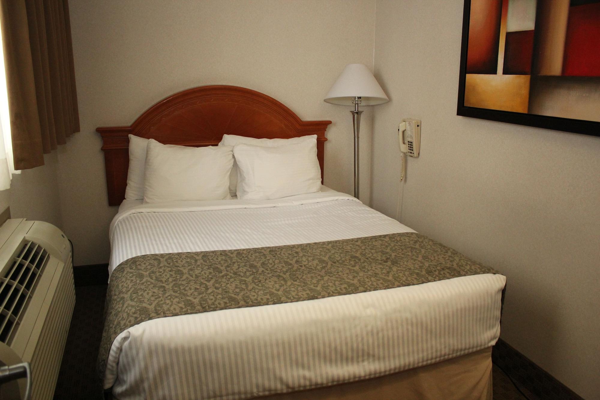 Отель Ramada By Wyndham Edmonton South Экстерьер фото