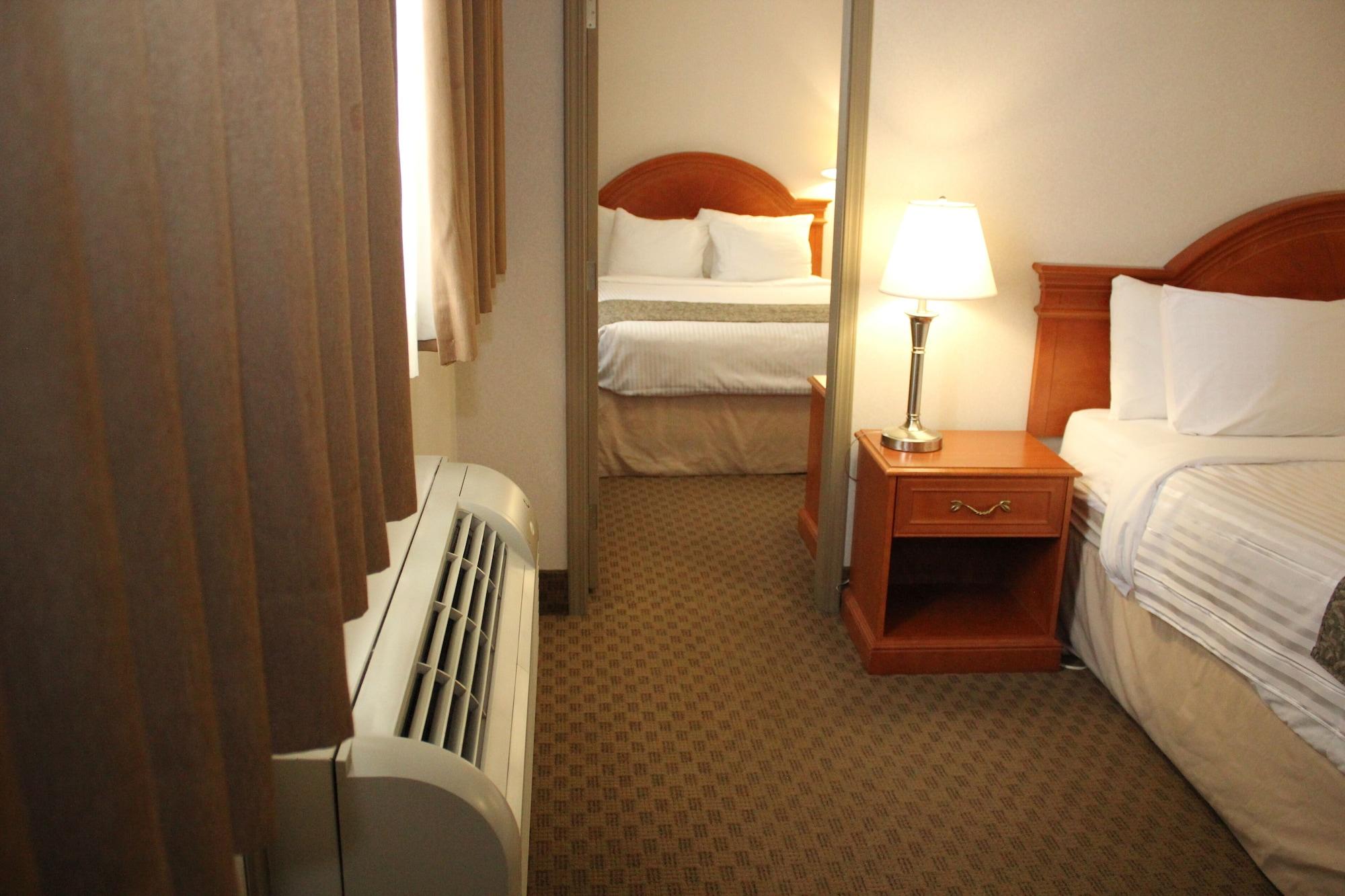 Отель Ramada By Wyndham Edmonton South Экстерьер фото