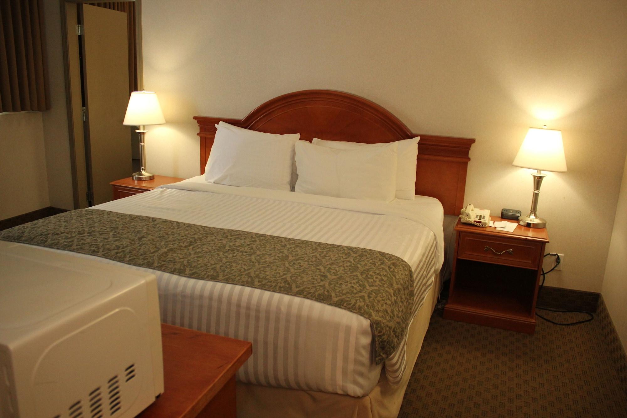 Отель Ramada By Wyndham Edmonton South Экстерьер фото