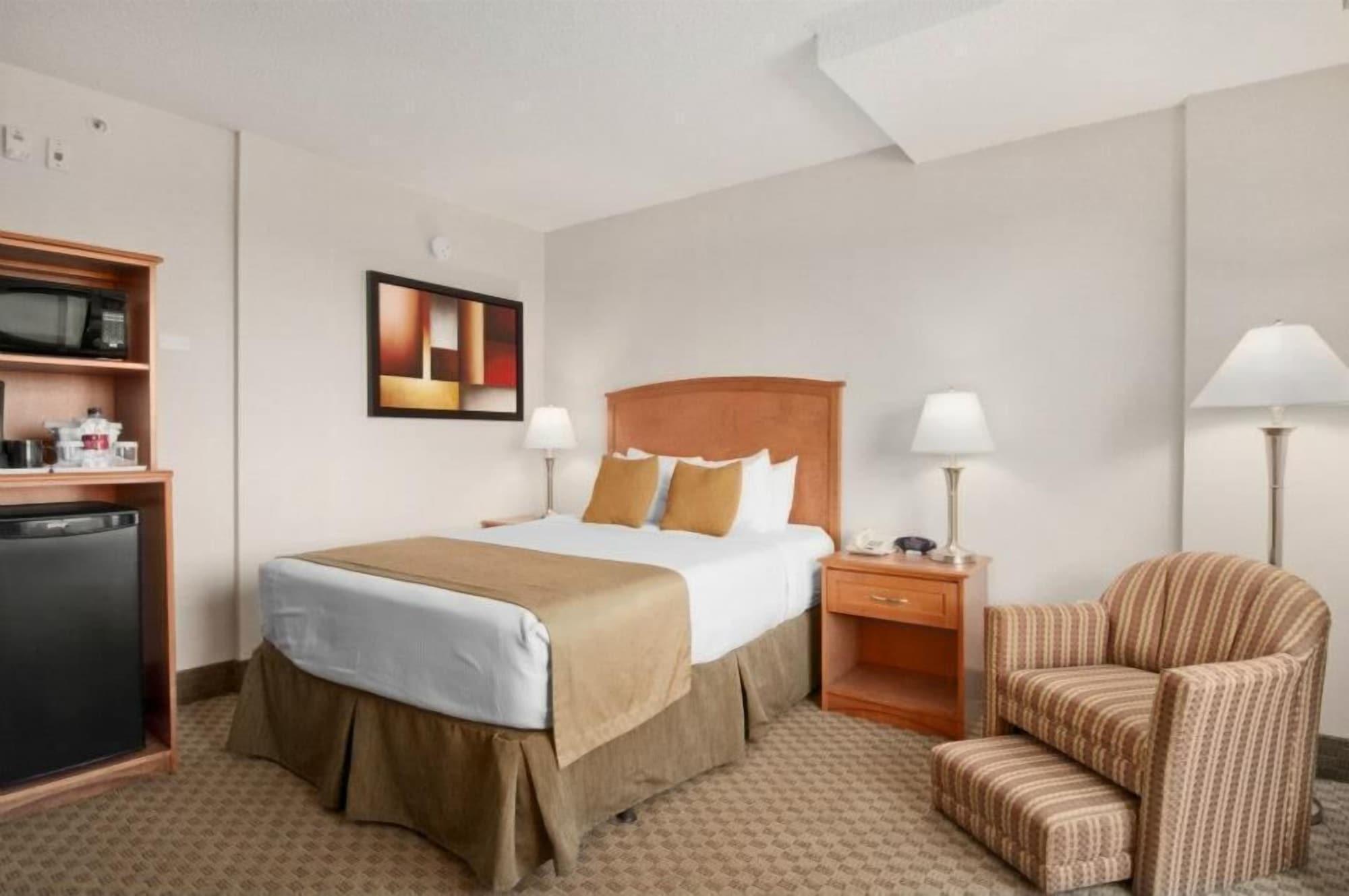 Отель Ramada By Wyndham Edmonton South Экстерьер фото