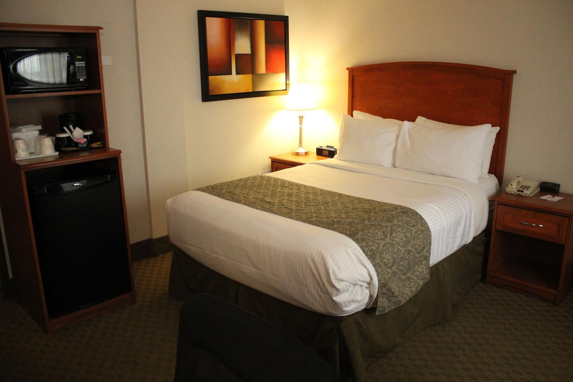 Отель Ramada By Wyndham Edmonton South Экстерьер фото