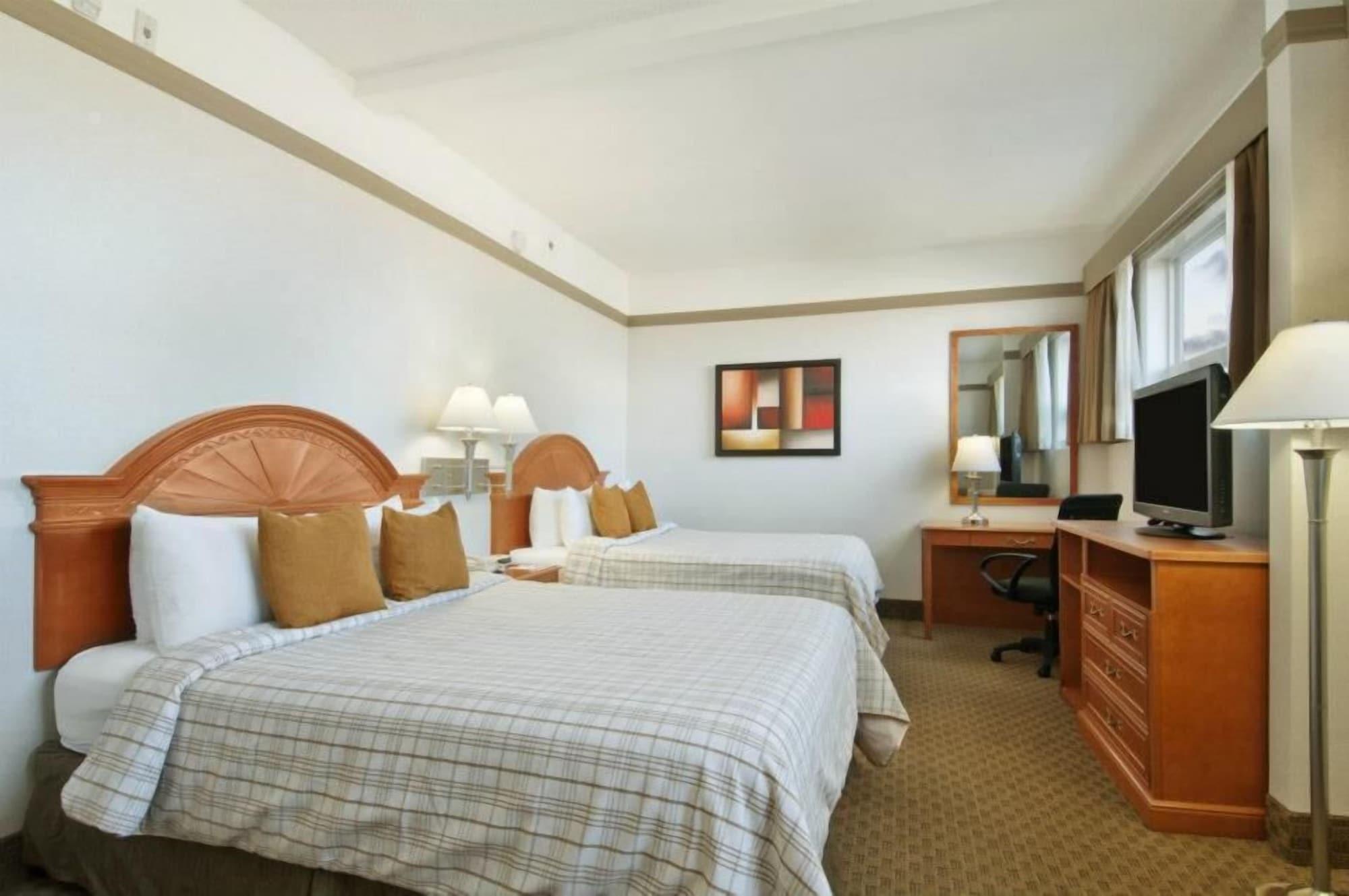 Отель Ramada By Wyndham Edmonton South Экстерьер фото