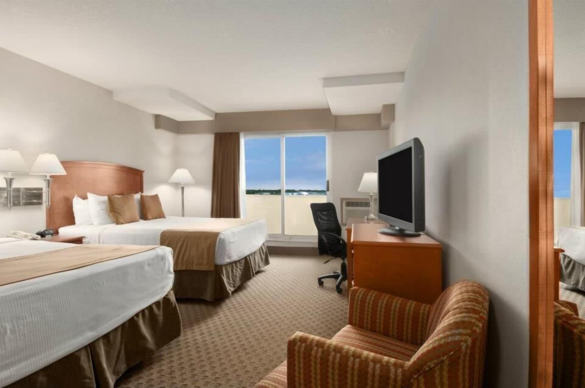 Отель Ramada By Wyndham Edmonton South Экстерьер фото