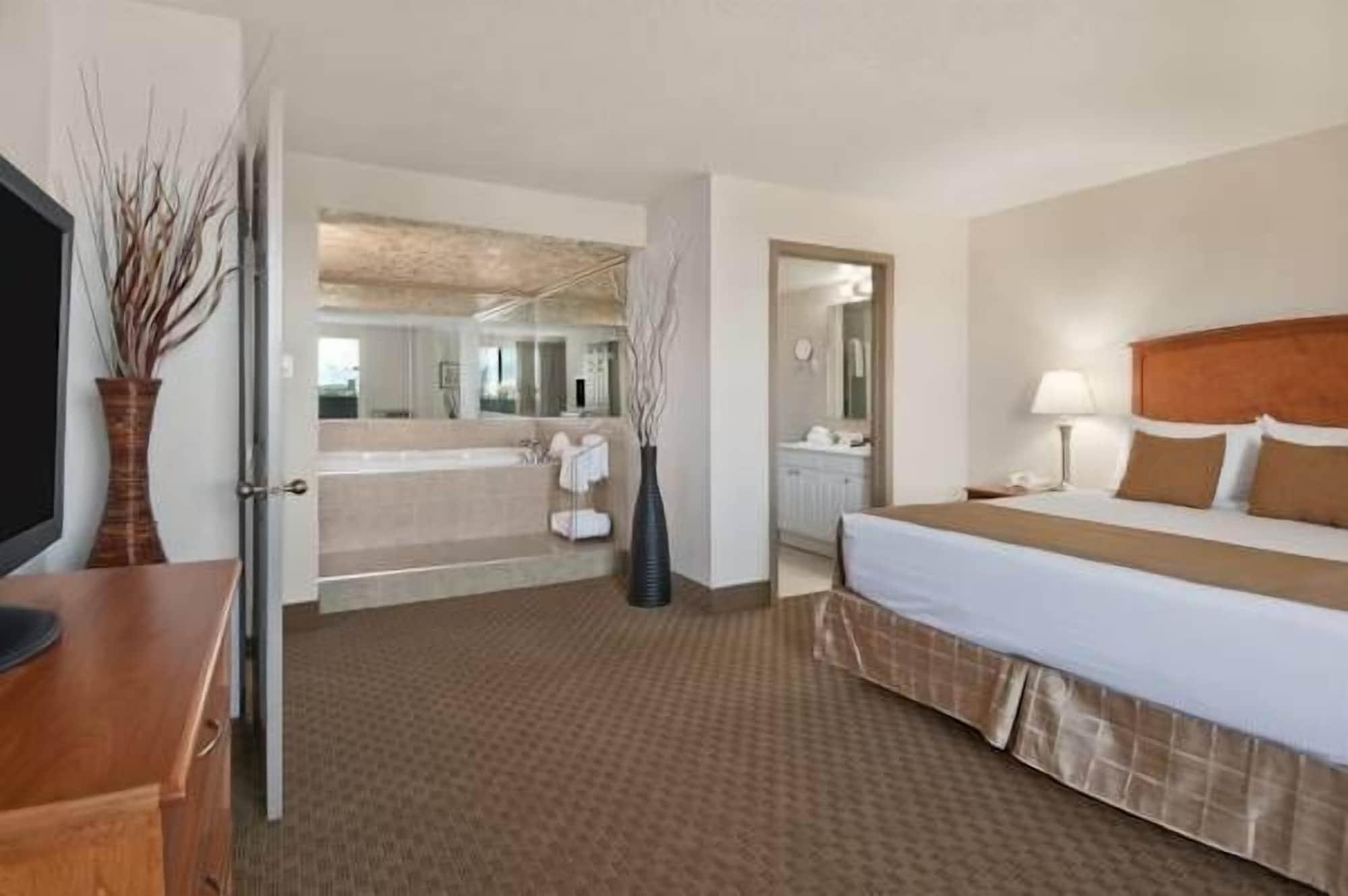 Отель Ramada By Wyndham Edmonton South Экстерьер фото