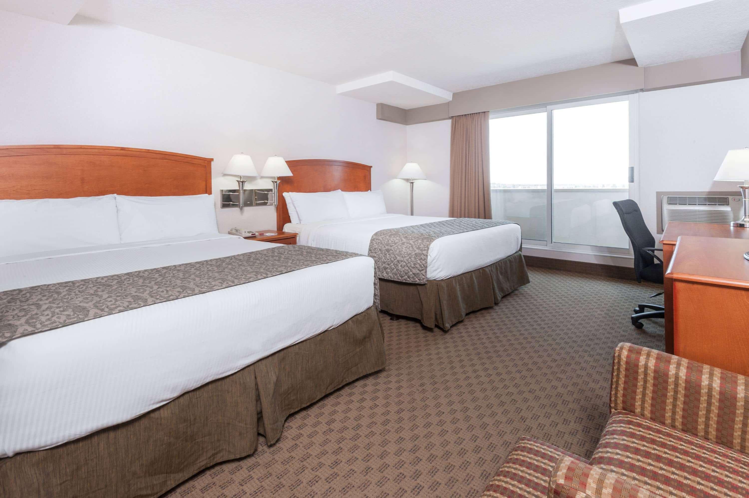 Отель Ramada By Wyndham Edmonton South Экстерьер фото