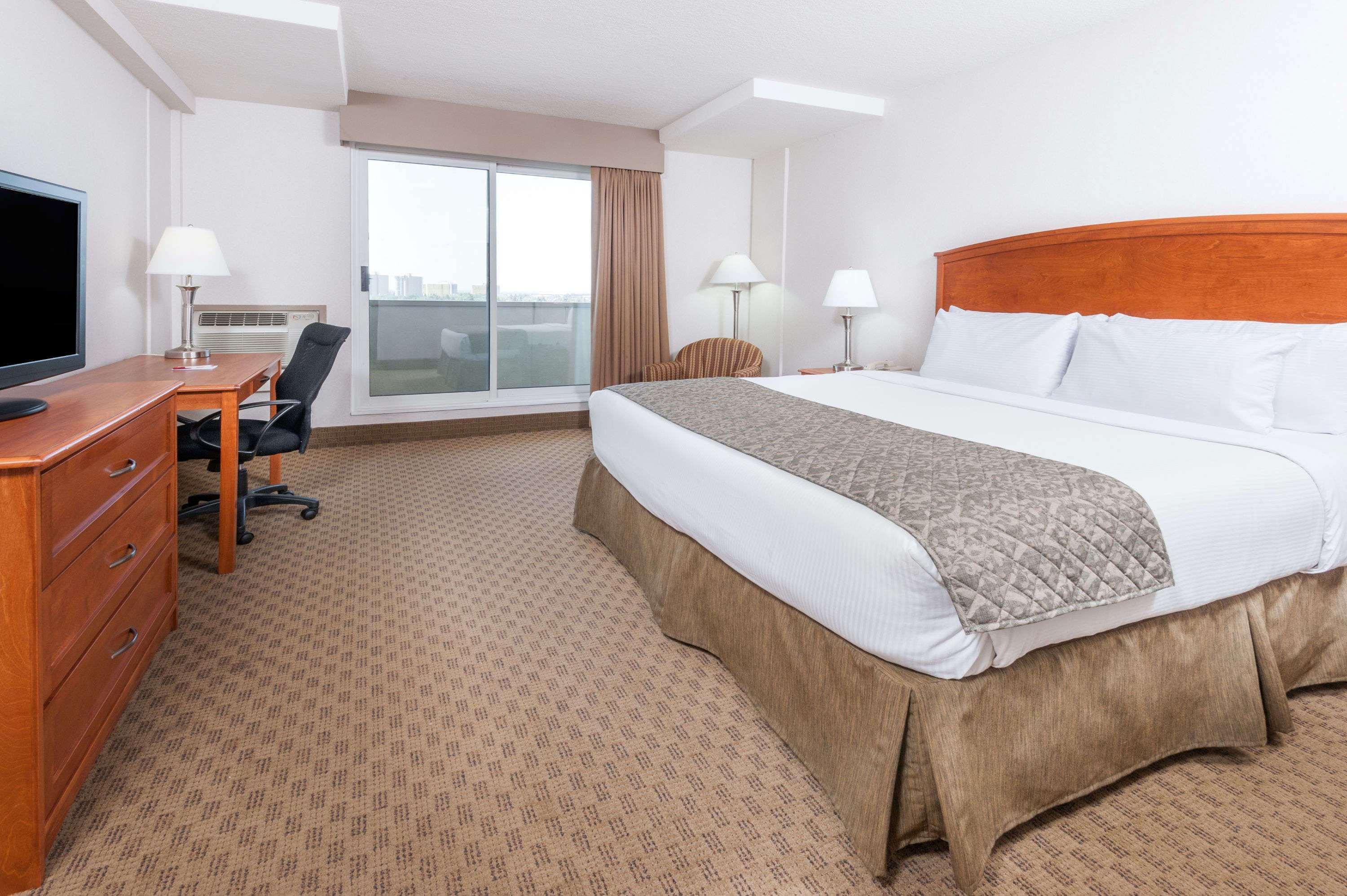 Отель Ramada By Wyndham Edmonton South Экстерьер фото