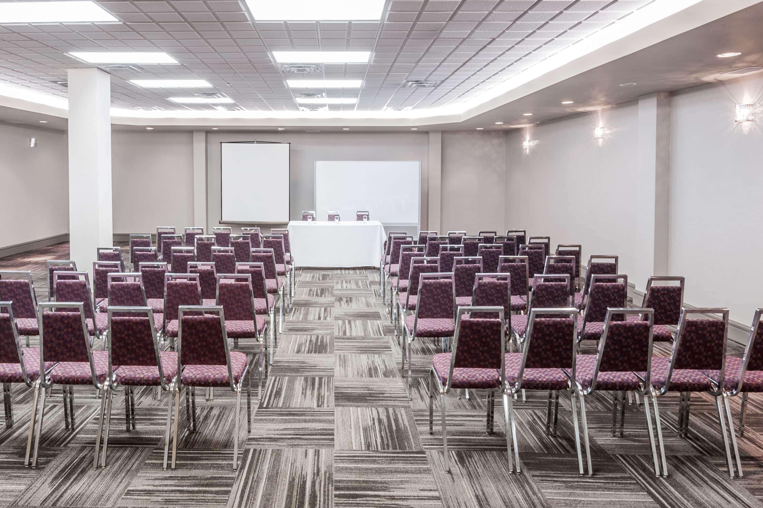 Отель Ramada By Wyndham Edmonton South Экстерьер фото