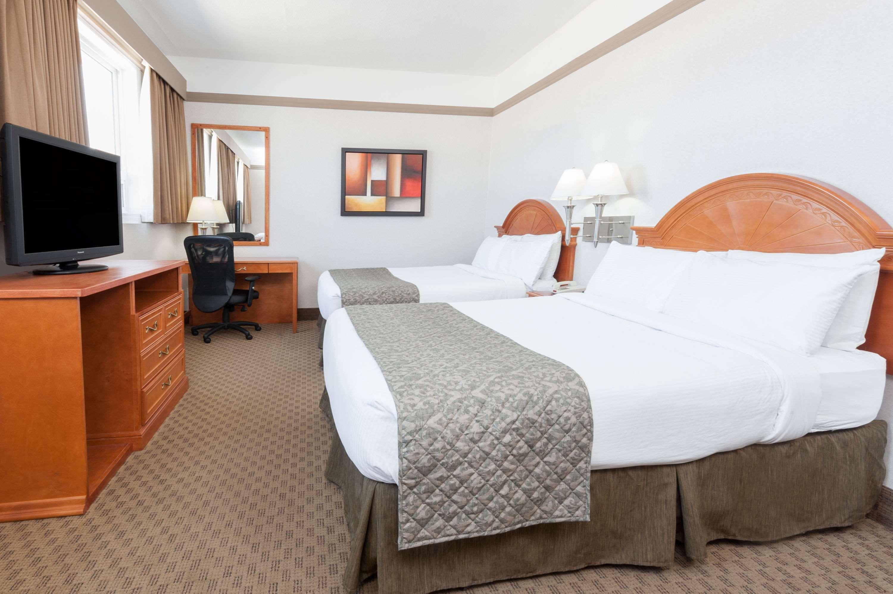 Отель Ramada By Wyndham Edmonton South Экстерьер фото