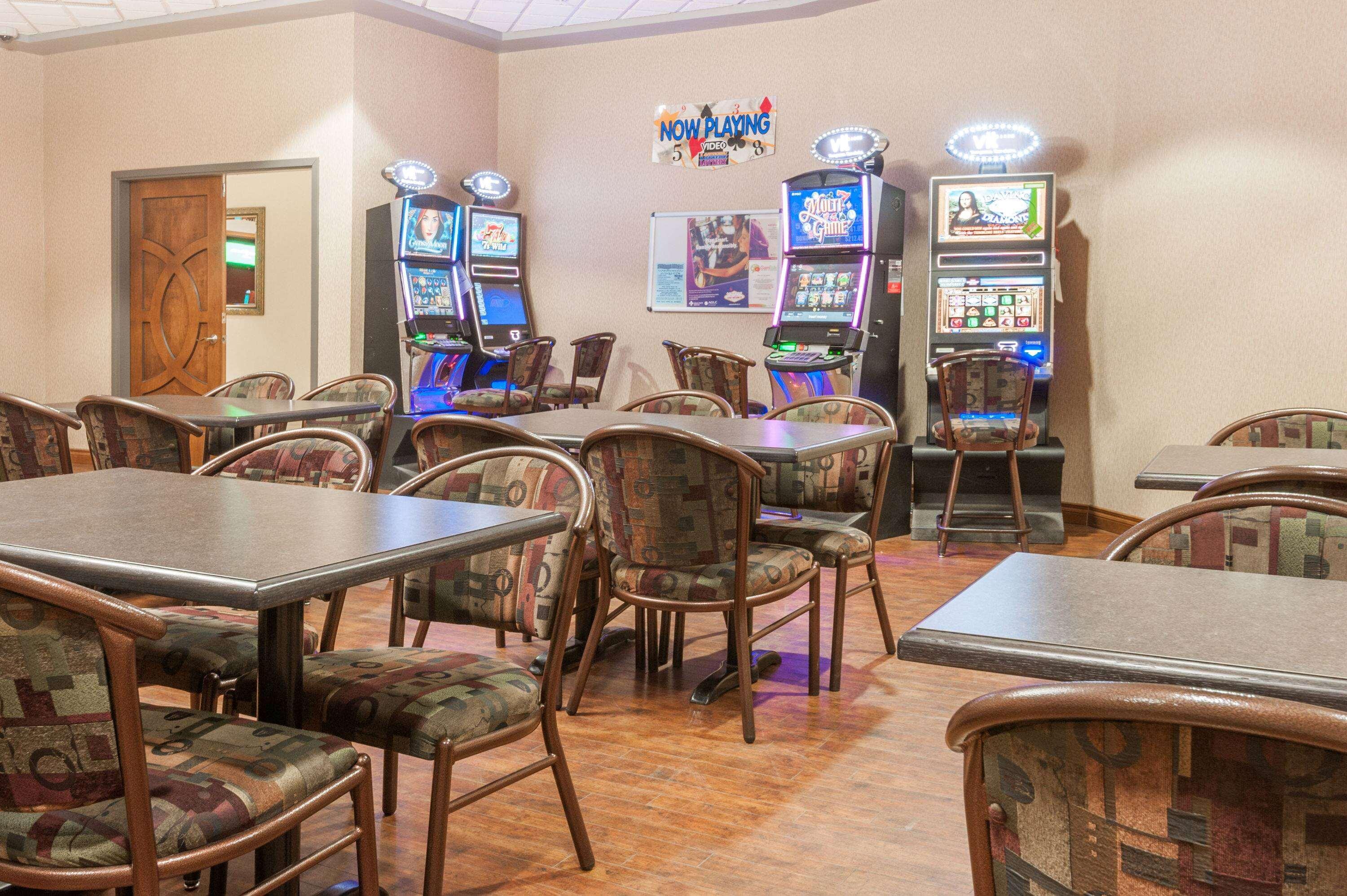 Отель Ramada By Wyndham Edmonton South Экстерьер фото