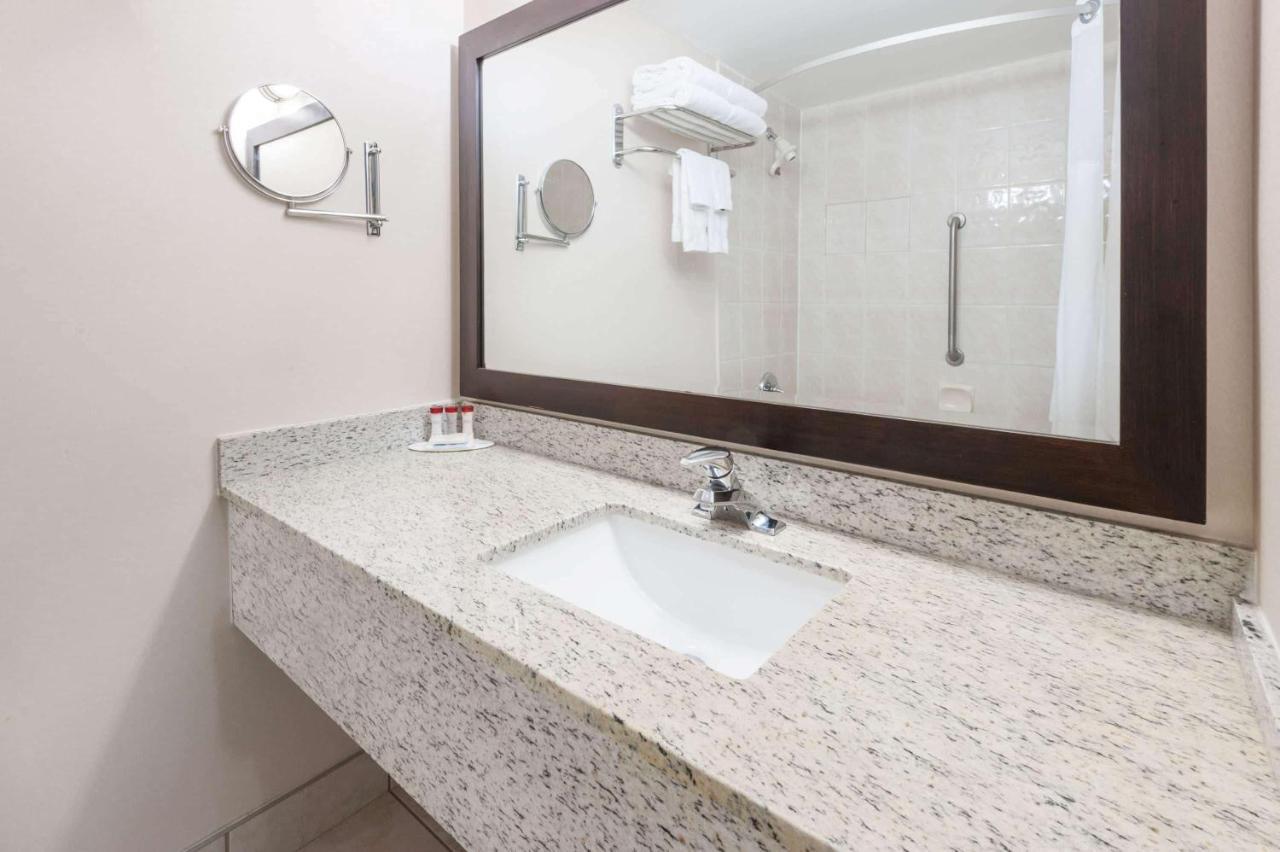 Отель Ramada By Wyndham Edmonton South Экстерьер фото