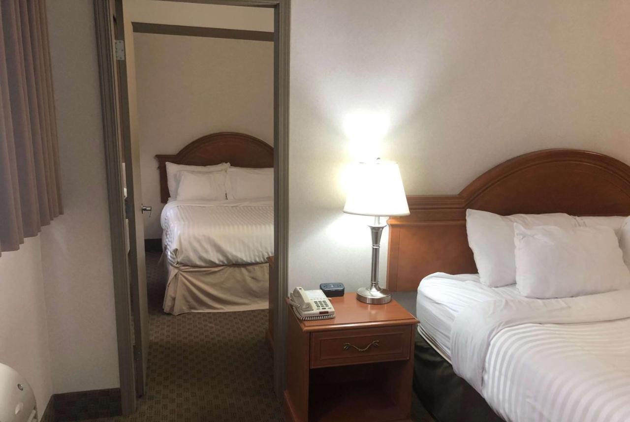 Отель Ramada By Wyndham Edmonton South Экстерьер фото