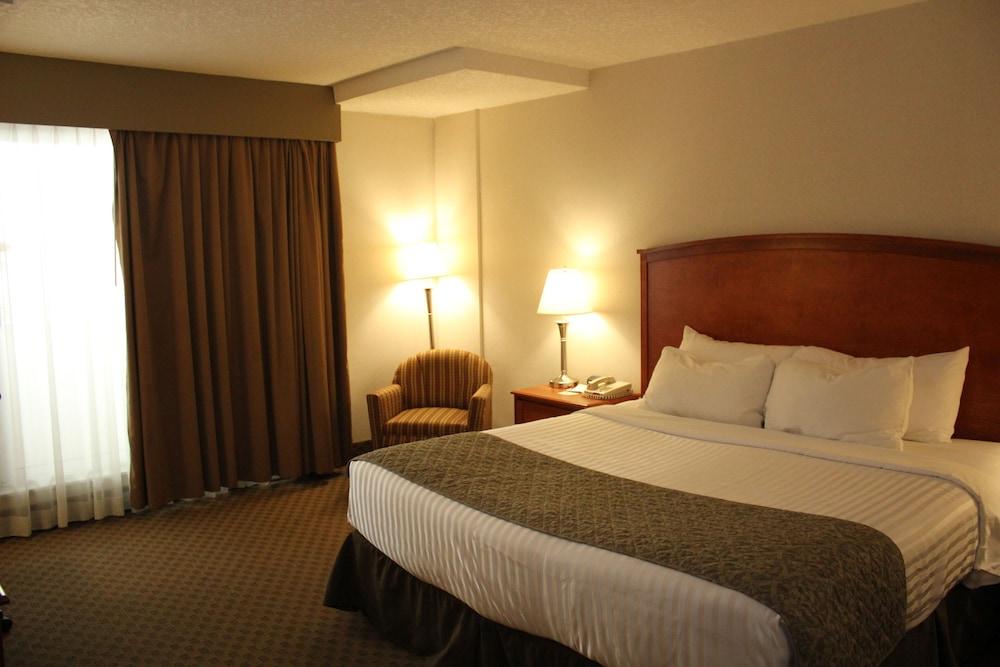 Отель Ramada By Wyndham Edmonton South Экстерьер фото