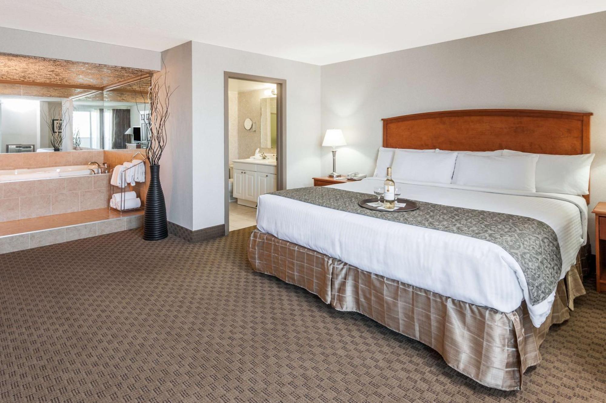Отель Ramada By Wyndham Edmonton South Экстерьер фото