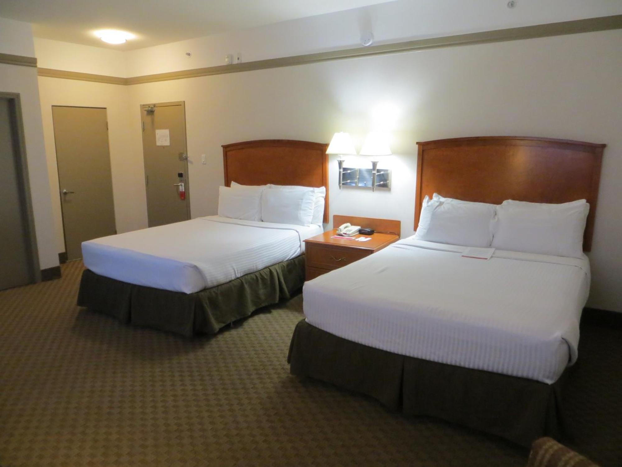 Отель Ramada By Wyndham Edmonton South Номер фото