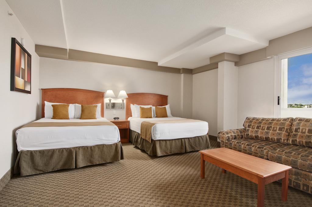 Отель Ramada By Wyndham Edmonton South Номер фото