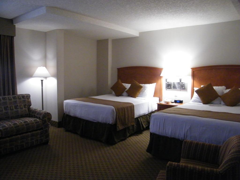 Отель Ramada By Wyndham Edmonton South Номер фото