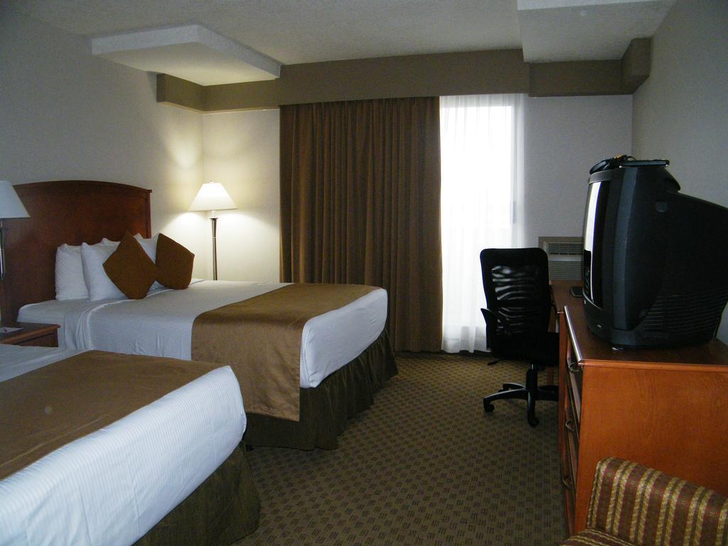 Отель Ramada By Wyndham Edmonton South Номер фото