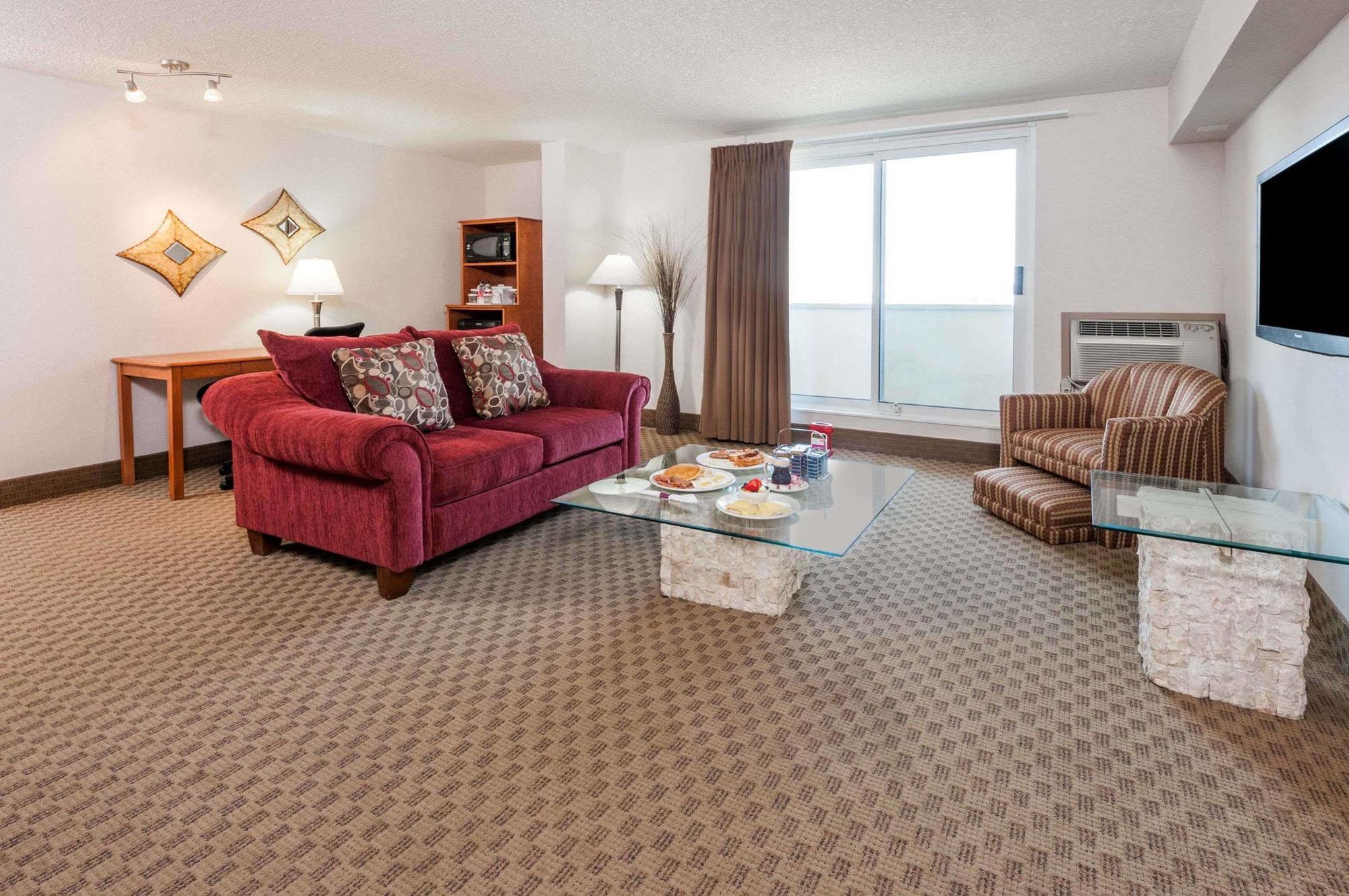 Отель Ramada By Wyndham Edmonton South Экстерьер фото