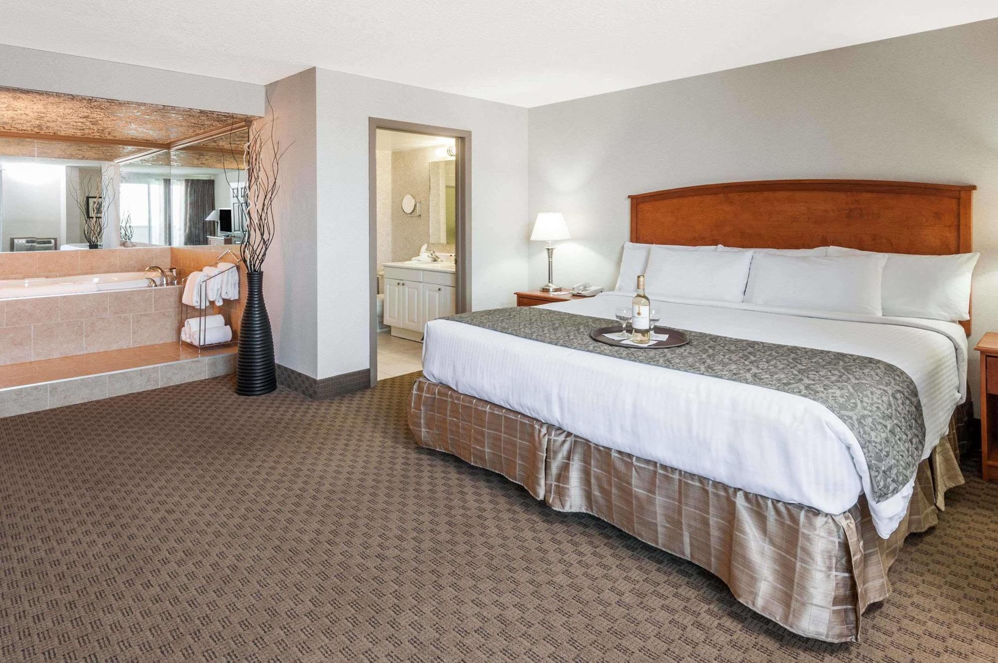 Отель Ramada By Wyndham Edmonton South Экстерьер фото