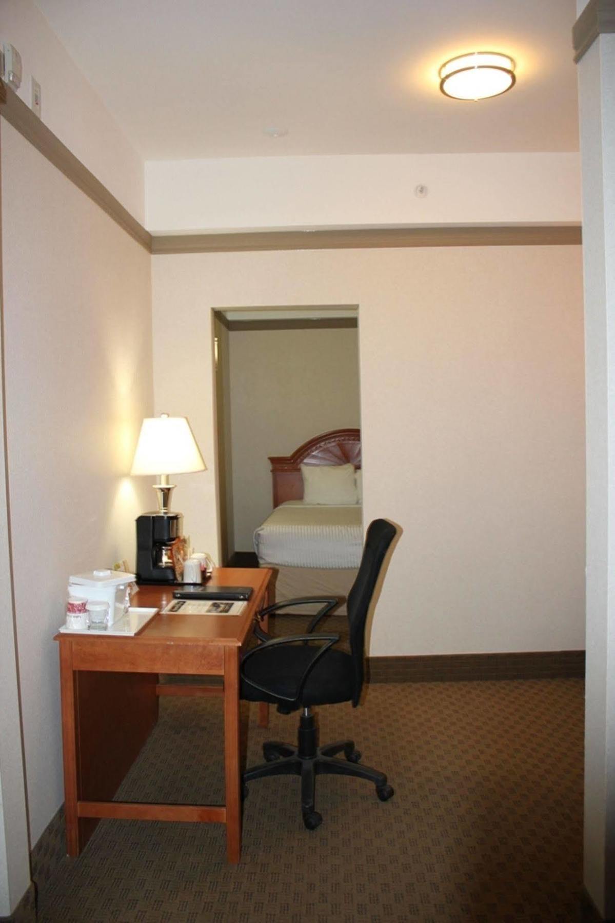 Отель Ramada By Wyndham Edmonton South Экстерьер фото