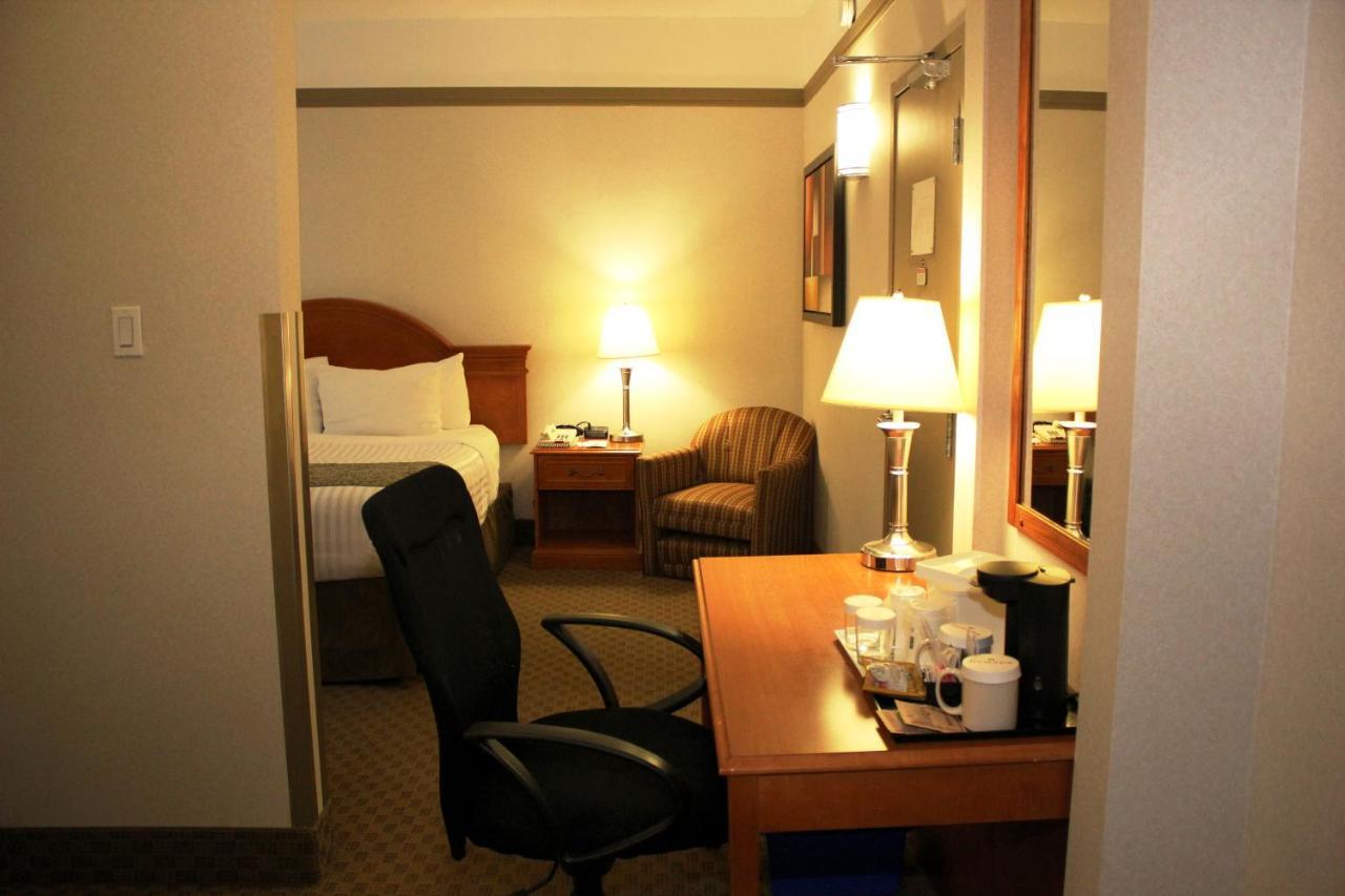 Отель Ramada By Wyndham Edmonton South Экстерьер фото