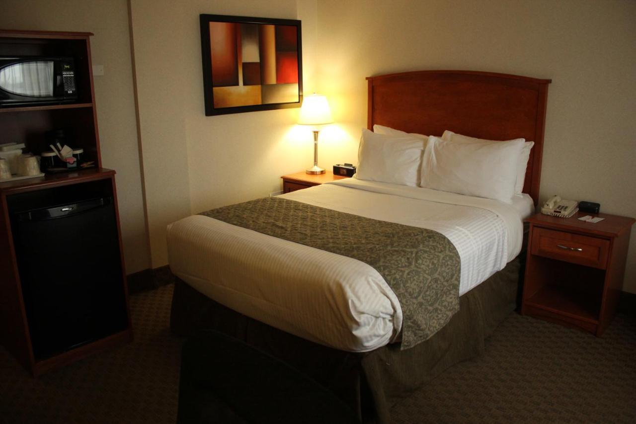 Отель Ramada By Wyndham Edmonton South Экстерьер фото