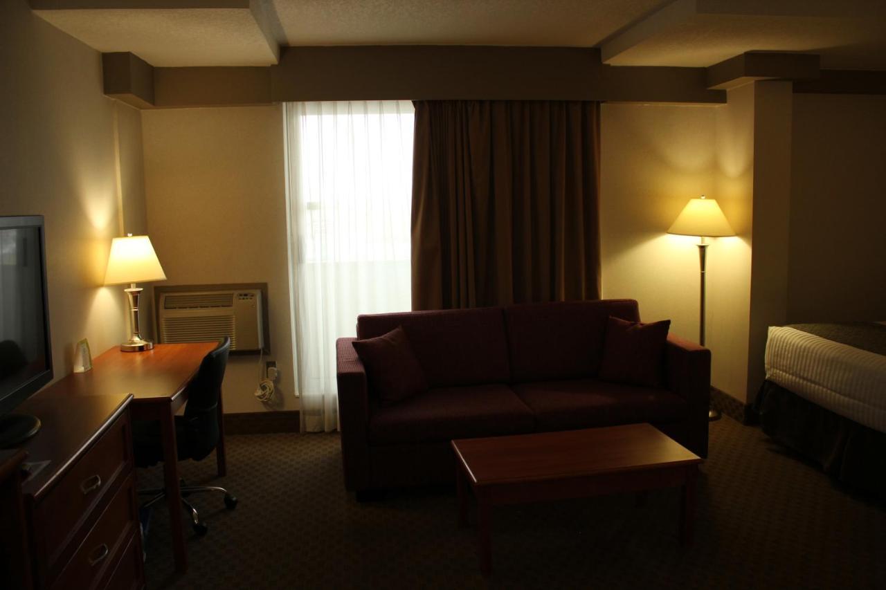Отель Ramada By Wyndham Edmonton South Экстерьер фото