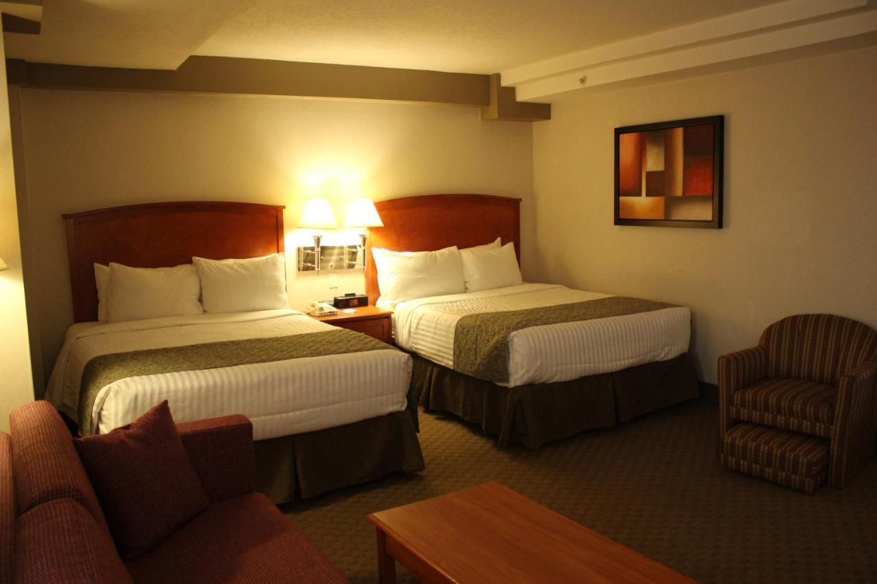 Отель Ramada By Wyndham Edmonton South Экстерьер фото