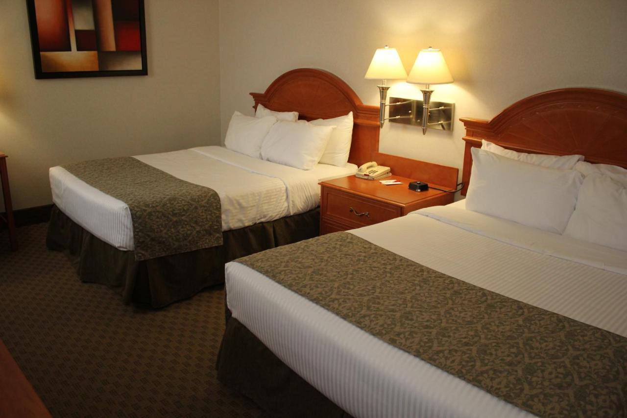 Отель Ramada By Wyndham Edmonton South Экстерьер фото